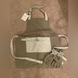 Health & Hand with Magnolia kids apron & glove set